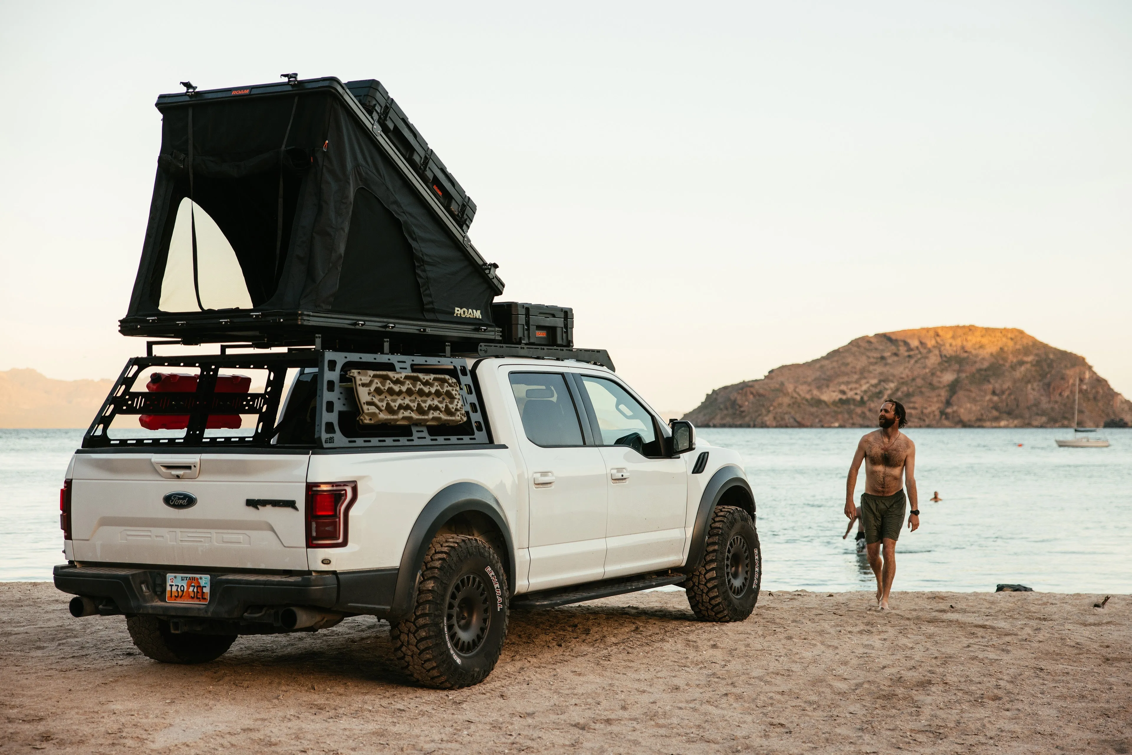 Roam Adventure Co Desperado Hardshell Rooftop Tent